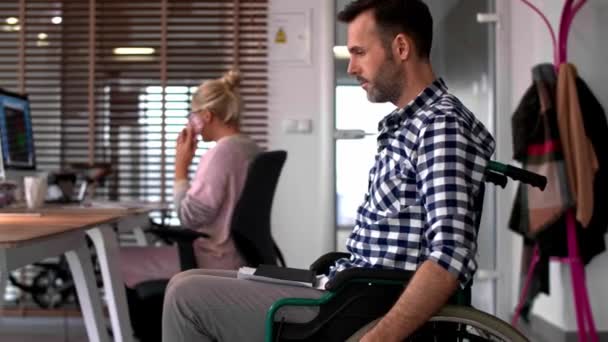 Κοντινό Πλάνο Του Ανθρώπου Μια Αναπηρική Καρέκλα Στο Γραφείο — Αρχείο Βίντεο