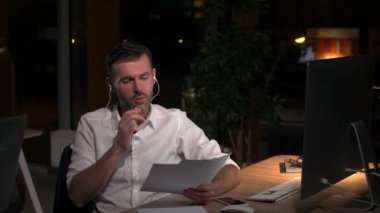 Office mobile telefonla geceleri konuşan olgun adam