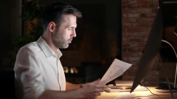 Hombre Preocupado Comprobando Hora — Vídeo de stock