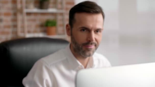 Man Met Een Laptop Zijn Kantoor Gericht — Stockvideo