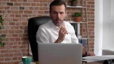 Onun ofisinde çalışan çoklu görev adam