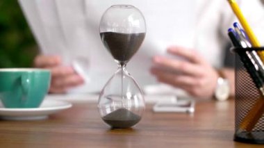 Kum saati kum ile önden görünümü