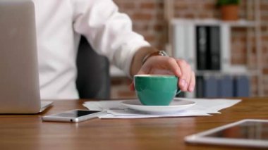 Bir dizüstü bilgisayar kullanarak işadamı parçası