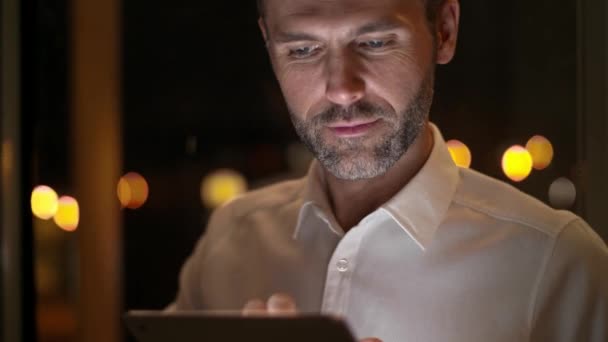 Volwassen Mannen Met Behulp Van Een Tablet Nacht Glimlachen — Stockvideo