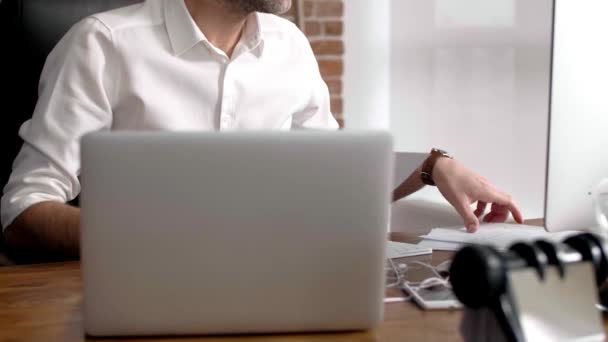 Drukke Man Aan Het Werk Met Technologie — Stockvideo