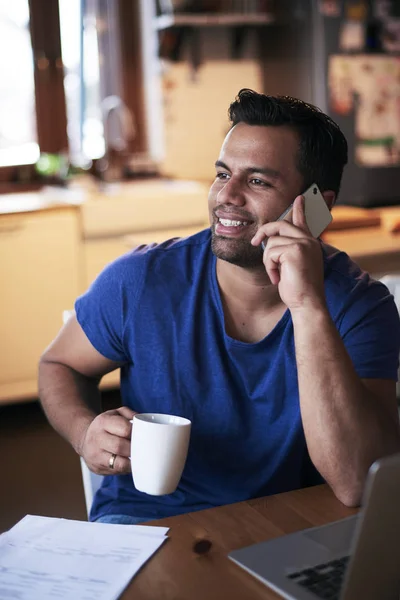 Χαμογελαστός Άνθρωπος Μιλάμε Από Κινητό Τηλέφωνο Και Πίνοντας Τον Καφέ — Φωτογραφία Αρχείου