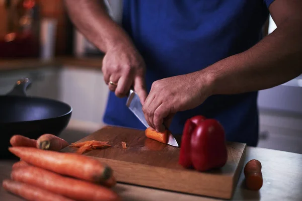 Mano Del Hombre Cortando Verduras Cocina —  Fotos de Stock
