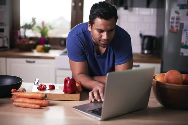 Mann Sucht Perfektes Rezept — Stockfoto