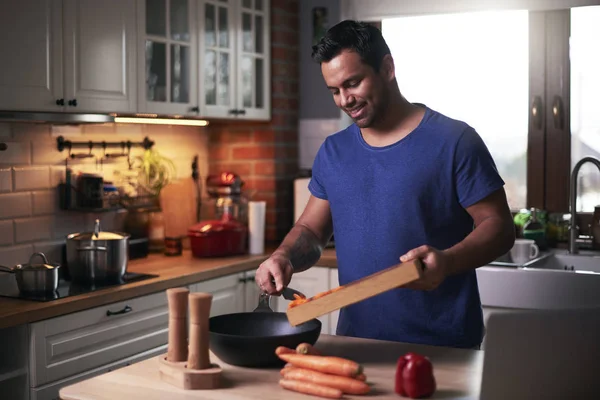 Glücklicher Mann Der Küche Kocht — Stockfoto