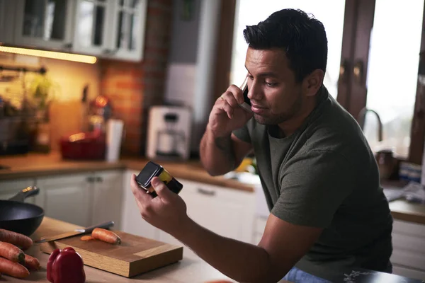 Man Talking Mobile Phone While Cooking — Stock Photo, Image