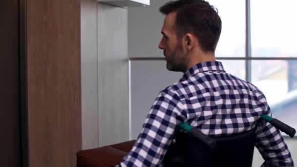 Człowiek Wózku Inwalidzkim Pozostawiając Office — Wideo stockowe