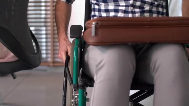 工作时男子坐在轮椅上 — 图库视频影像