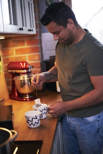Man Making Tea Kitchen — Stock Photo, Image