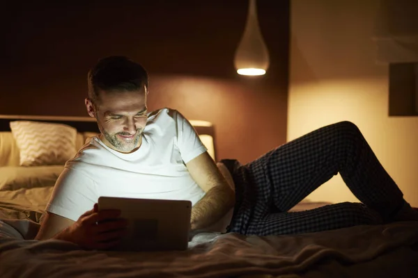 Man Met Een Tablet Bed — Stockfoto
