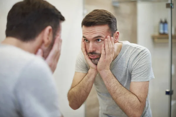 Besorgter Mann Schaut Badezimmer Den Spiegel — Stockfoto