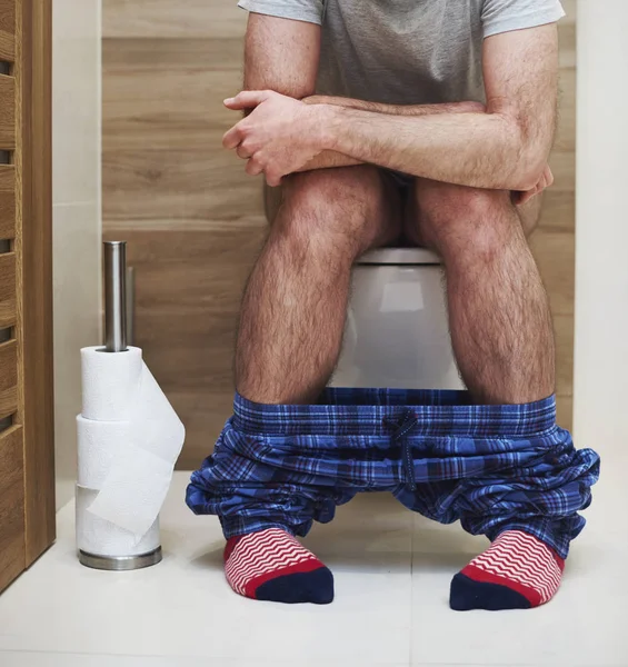 Partie Basse Homme Déféquant Dans Les Toilettes — Photo