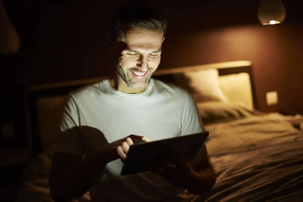 微笑的人在晚上使用平板电脑 — 图库照片