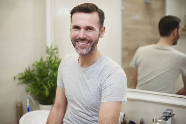 Portrét Usmívající Muž Koupelně — Stock fotografie