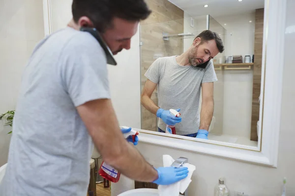 Homem Limpando Seu Banheiro Falando Por Telefone Celular — Fotografia de Stock