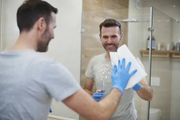 Glücklicher Mann Beim Putzen Seiner Wohnung — Stockfoto