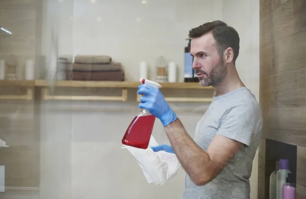 Side View Focused Man Cleaning — Stock Photo, Image