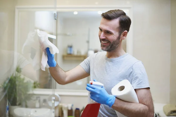 Homem Feliz Limpando Sua Casa — Fotografia de Stock