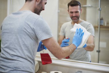 Bir ayna banyo temizlik adam arkadan görünüş