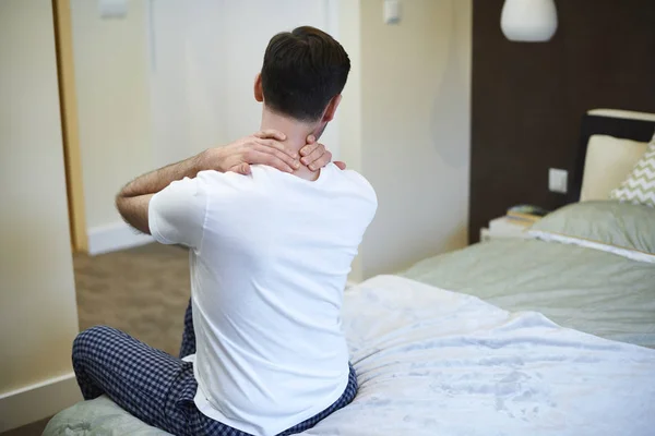 Vista Trasera Del Hombre Que Sufre Dolor Cuello — Foto de Stock