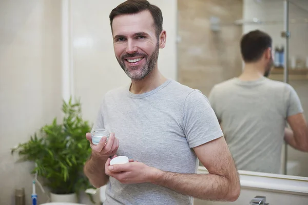 Portrait Mature Men Holding Beauty Product — Stock Photo, Image