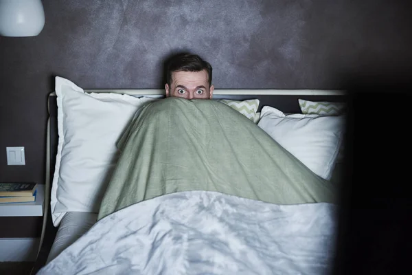 Pria Ketakutan Menonton Film Horor Tempat Tidur — Stok Foto