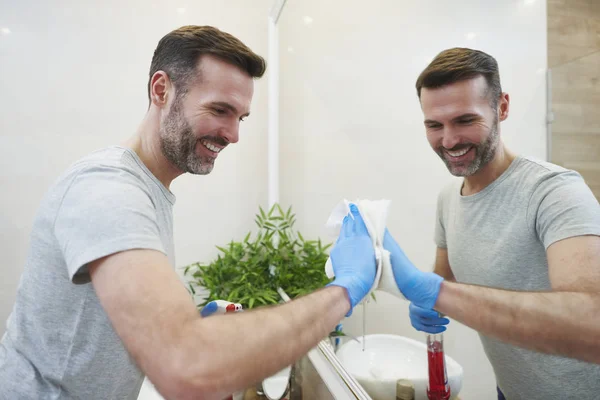 Side View Man Cleaning Big Mirror Bathroom — Stock Photo, Image