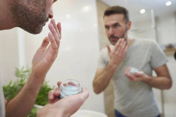 Homem Aplicando Produto Beleza Banheiro — Fotografia de Stock