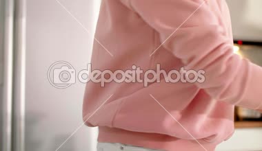 Genç çift mutfakta.