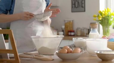 Kadın mutfakta un eleme