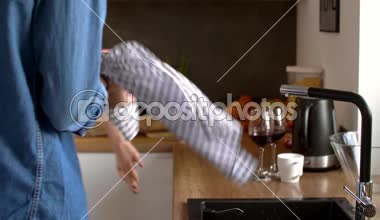 Genç çift mutfakta şarap kırmızı içme