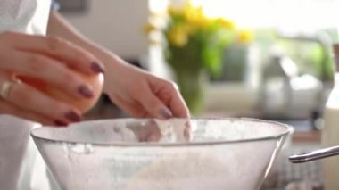 Kadının elinde bir yumurta kırma