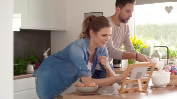 Pareja Buscando Receta Perfecta — Vídeos de Stock