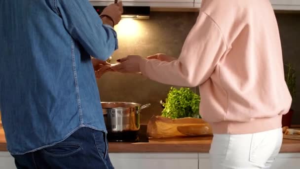 トマトのスープを注ぐ男の背面図 — ストック動画