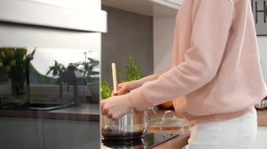 Kadının bir yemek kokusu