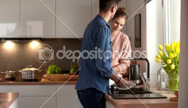 Genç çift bulaşık birlikte