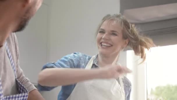 Jovem Casal Desfrutando Cozinha — Vídeo de Stock