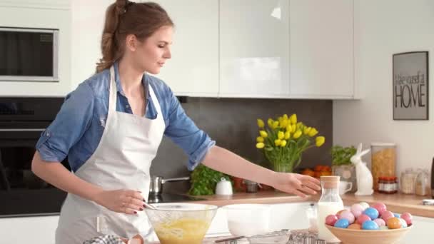 Backen Mit Mann Für Ostern — Stockvideo