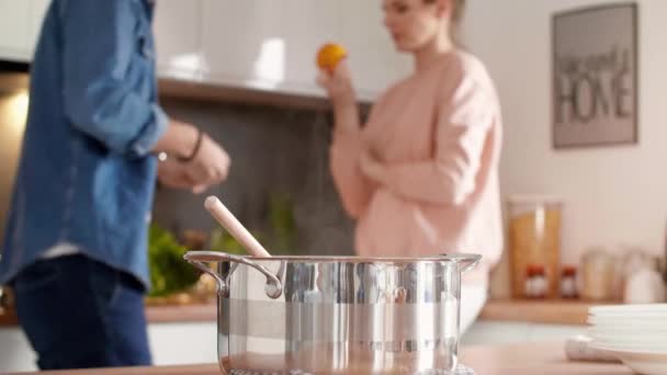 Olla Con Plato Caliente Pareja Fondo — Vídeos de Stock