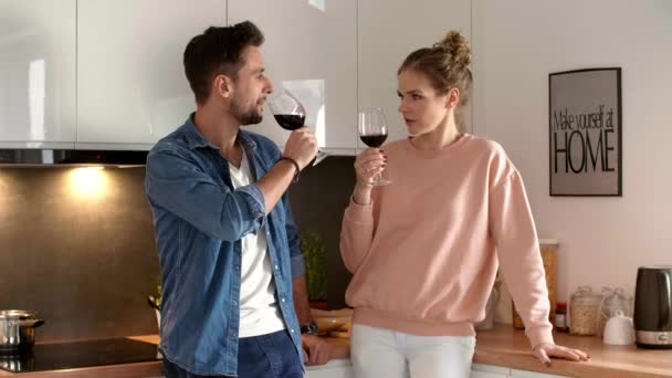 Pareja Feliz Bebiendo Vino Tinto Cocina — Vídeos de Stock