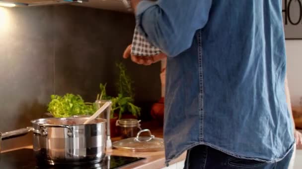 Pareja Cocinando Juntos Cocina — Vídeos de Stock