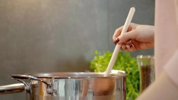 Frau Würzt Die Heiße Suppe — Stockvideo