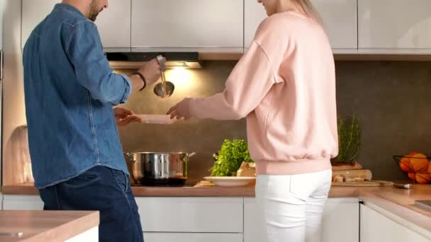 Kadın Yardım Kocası Ile Akşam Yemeği — Stok video