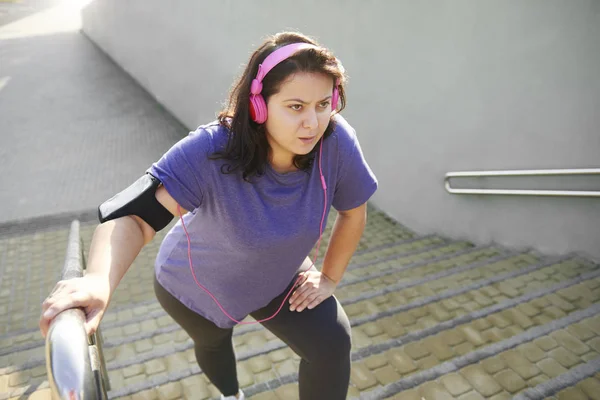 Femme Fatiguée Prenant Une Courte Pause — Photo