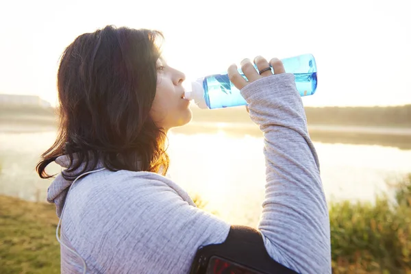 女性は本当にハード トレーニングの後水を飲む — ストック写真
