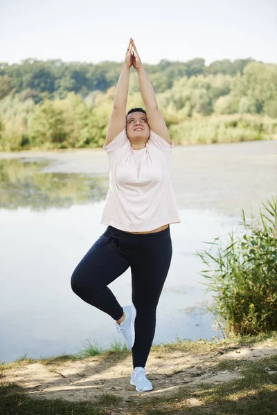 Mujer Joven Haciendo Yoga Rodeada Naturaleza — Foto de Stock